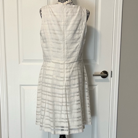 Lovely white dress - Picture 4 of 11